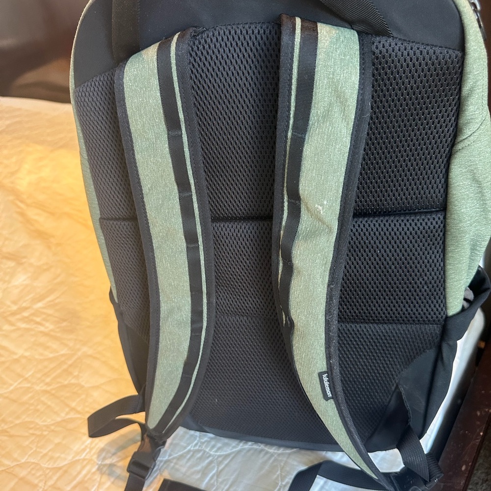 Lululemon Men's Green and Black Backpack - Comfortable Padded Straps